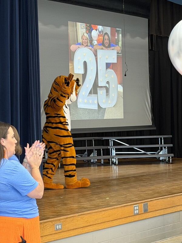 Stripes participating in the singing of Happy Birthday.