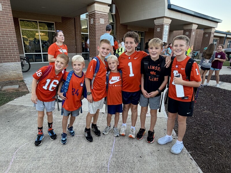 A group of students that participated in Walk and Roll to school