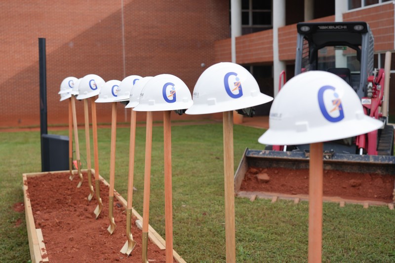 shovels and hard hats with G2i logo