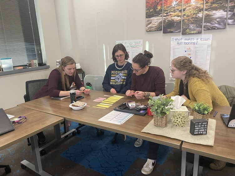 Teachers brainstorming and learning together 