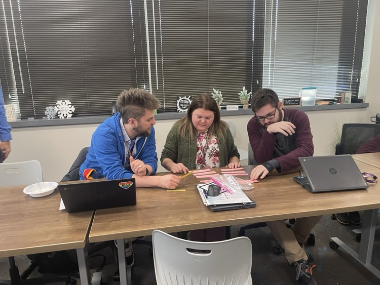 Teachers brainstorming and learning together 