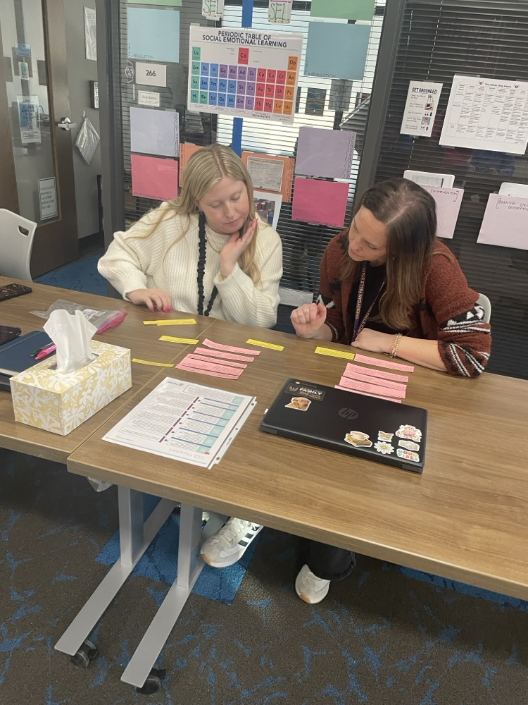 Teachers brainstorming and learning together 