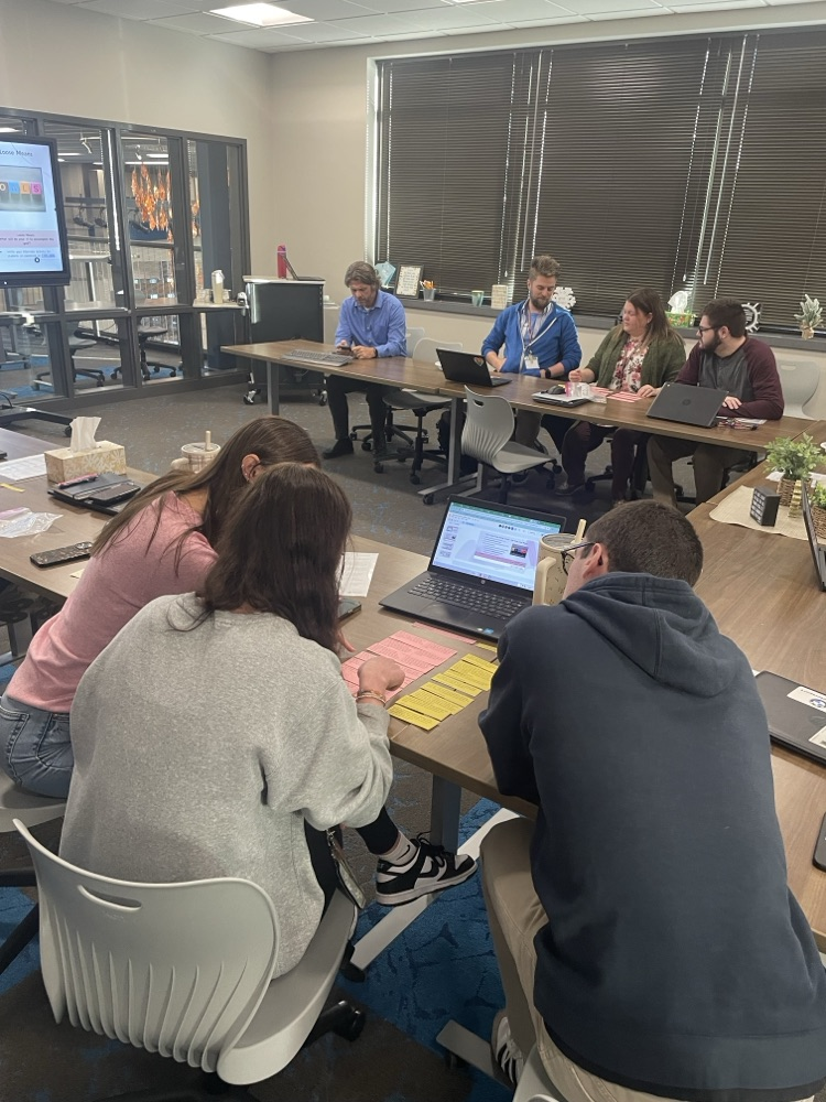 Teachers brainstorming and learning together 