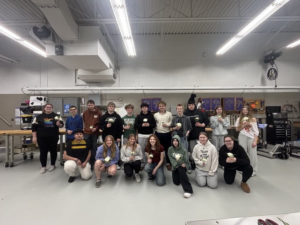 Horticulture students had hands on practice making boutonnieres for prom!  Thank you to Bloomin’ on Broadway for sharing your expertise and helping our students gain real-world experience.