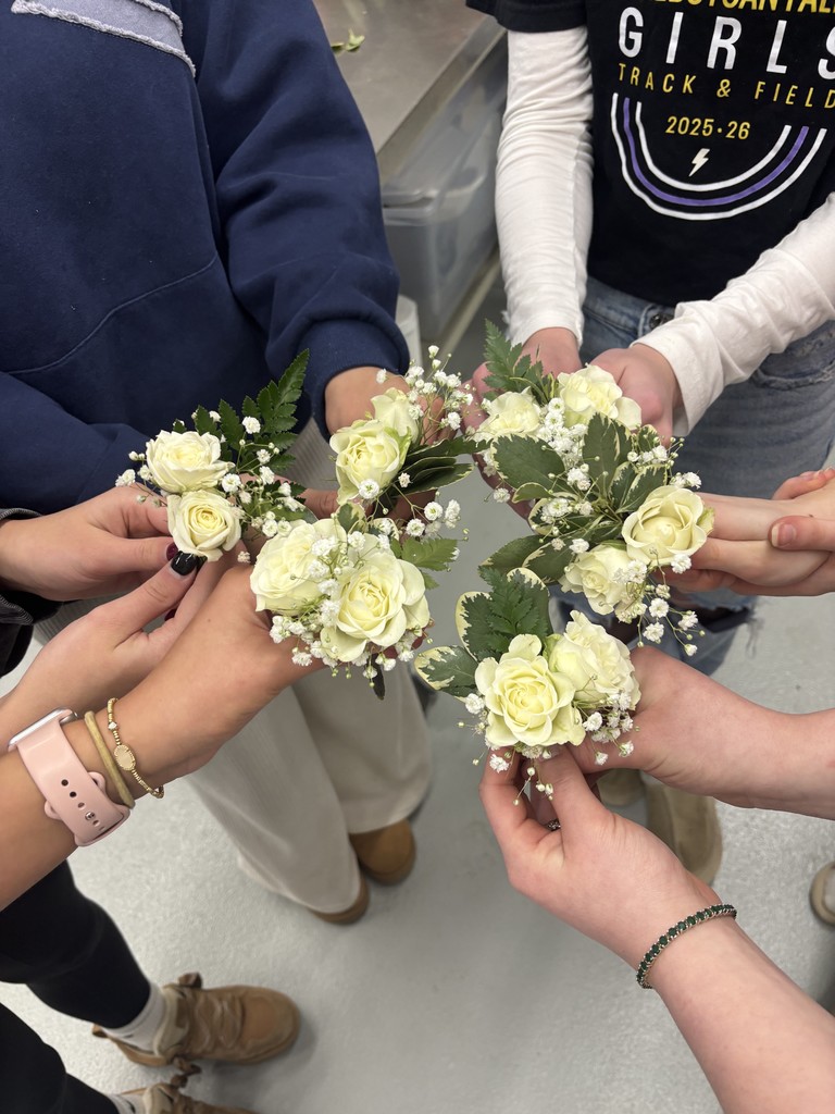 Horticulture students had hands on practice making boutonnieres for prom!  Thank you to Bloomin’ on Broadway for sharing your expertise and helping our students gain real-world experience.