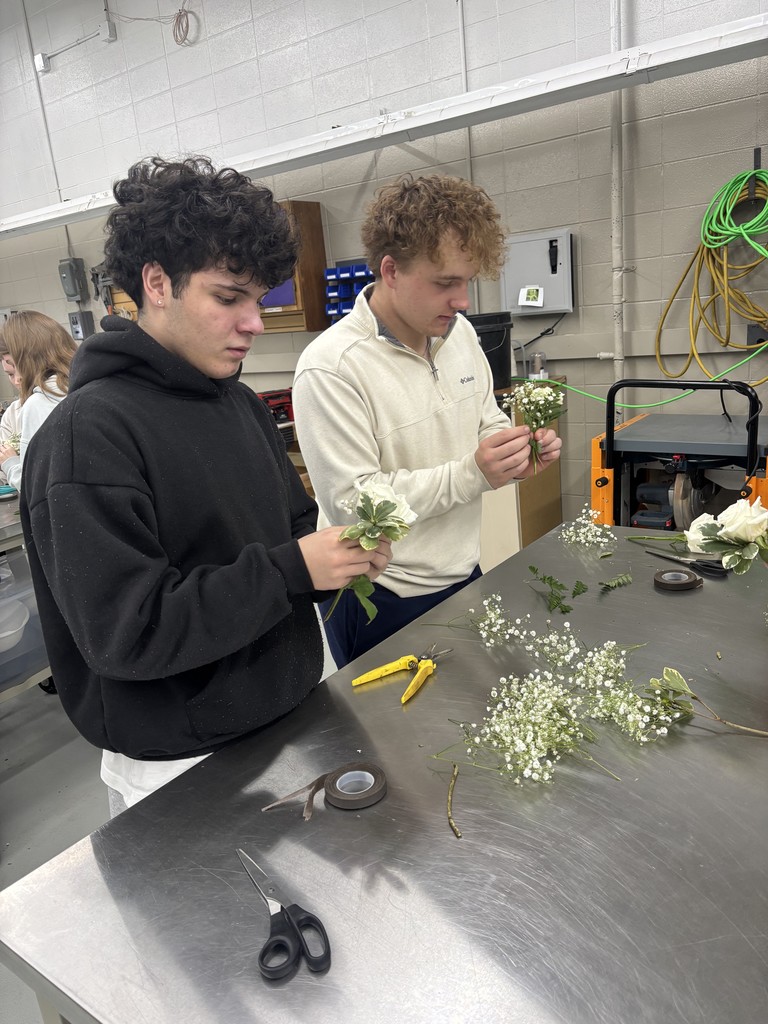 Horticulture students had hands on practice making boutonnieres for prom!  Thank you to Bloomin’ on Broadway for sharing your expertise and helping our students gain real-world experience.