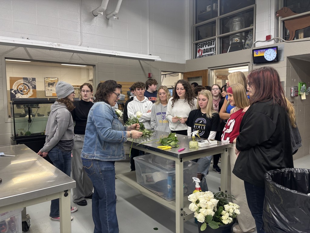 Horticulture students had hands on practice making boutonnieres for prom!  Thank you to Bloomin’ on Broadway for sharing your expertise and helping our students gain real-world experience.