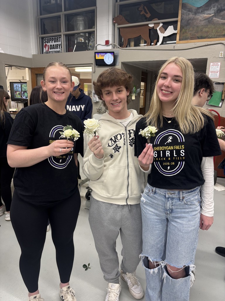 Horticulture students had hands on practice making boutonnieres for prom!  Thank you to Bloomin’ on Broadway for sharing your expertise and helping our students gain real-world experience.