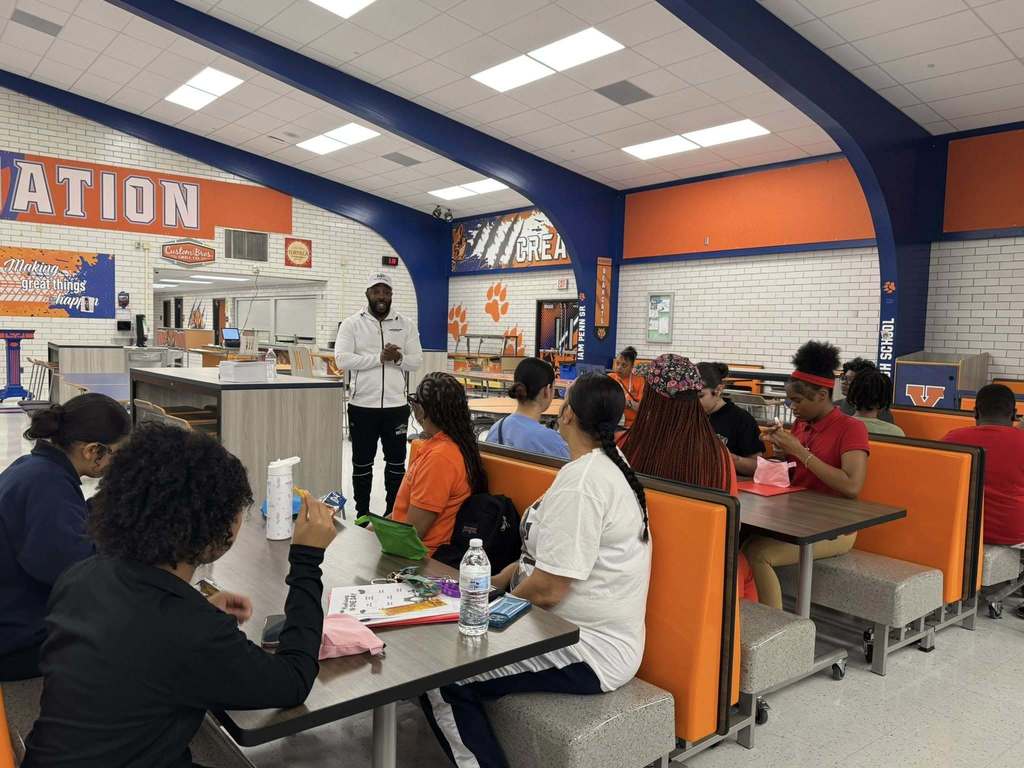 William Penn Senior High School families recently attended the Bearcat Balance event in the William Penn Cafeteria. Author and CEO of Major Preparation LLC, Bryan Majors, shared powerful insights from his book “Training for Triumph: How to Prepare Mentally, Physically, Emotionally and Spiritually for Your Life Long Goals.”