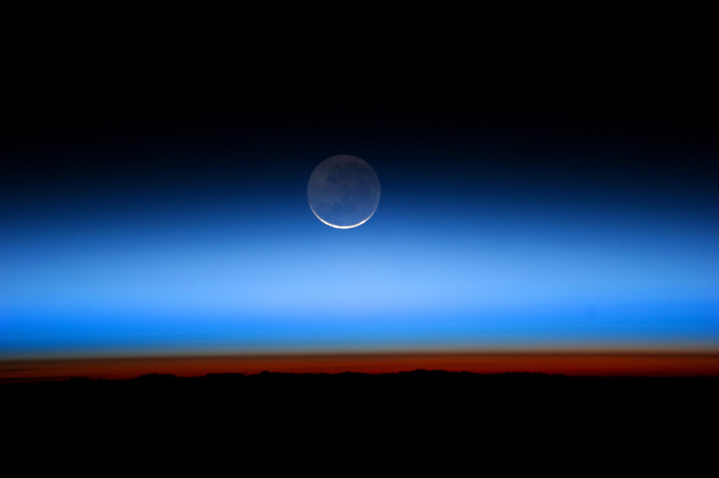 The next two nights are perfect for spotting earthshine! 🌙  That soft glow on the dark side of the Moon comes from sunlight reflecting off Earth and back onto the Moon—also called the “Da Vinci glow.”  Best seen just after sunset or before sunrise near a New Moon.  Take a look tonight!
