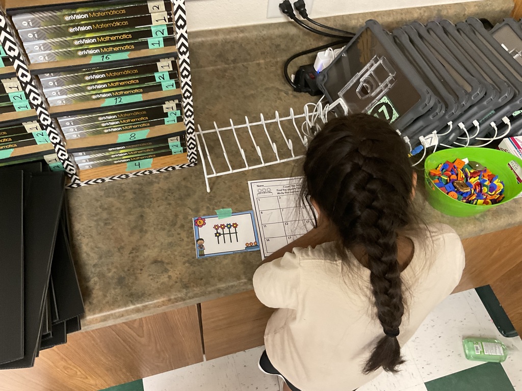 Concentrating on counting 1-20 with tally marks during a math scavenger hunt! ¡Concentrándose en contar del 1 al 20 con las notas de conteo durante una búsqueda del tesoro de matemáticas!