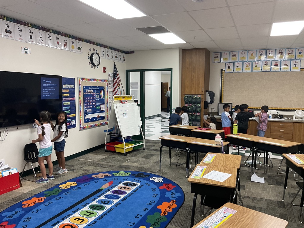 Hard a work during a math scavenger hunt! ¡Trabajando duro durante una búsqueda del tesoro de matemáticas!