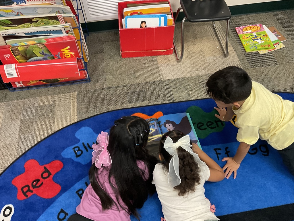Sharing the joy of reading. Compartiendo la alegría de la lectura.