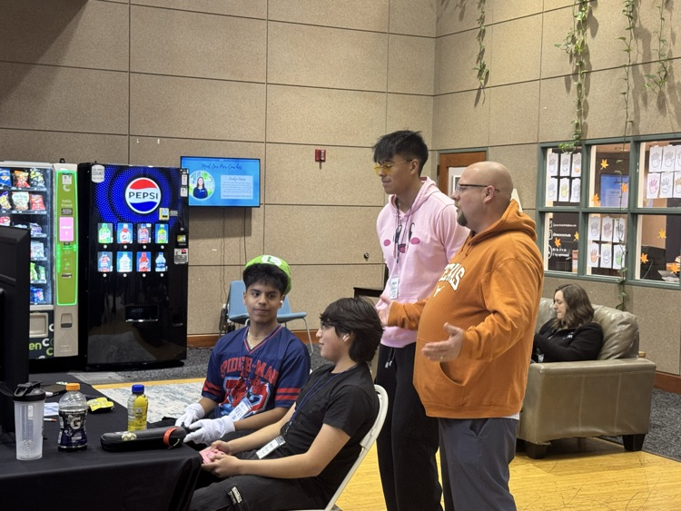 Rafa reacts to Cain.