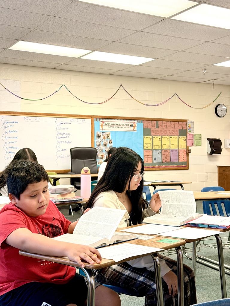 📚💡 Learning the basics, mastering the magic. Dictionaries + context clues = writing success! 6th Grade Writing Class!