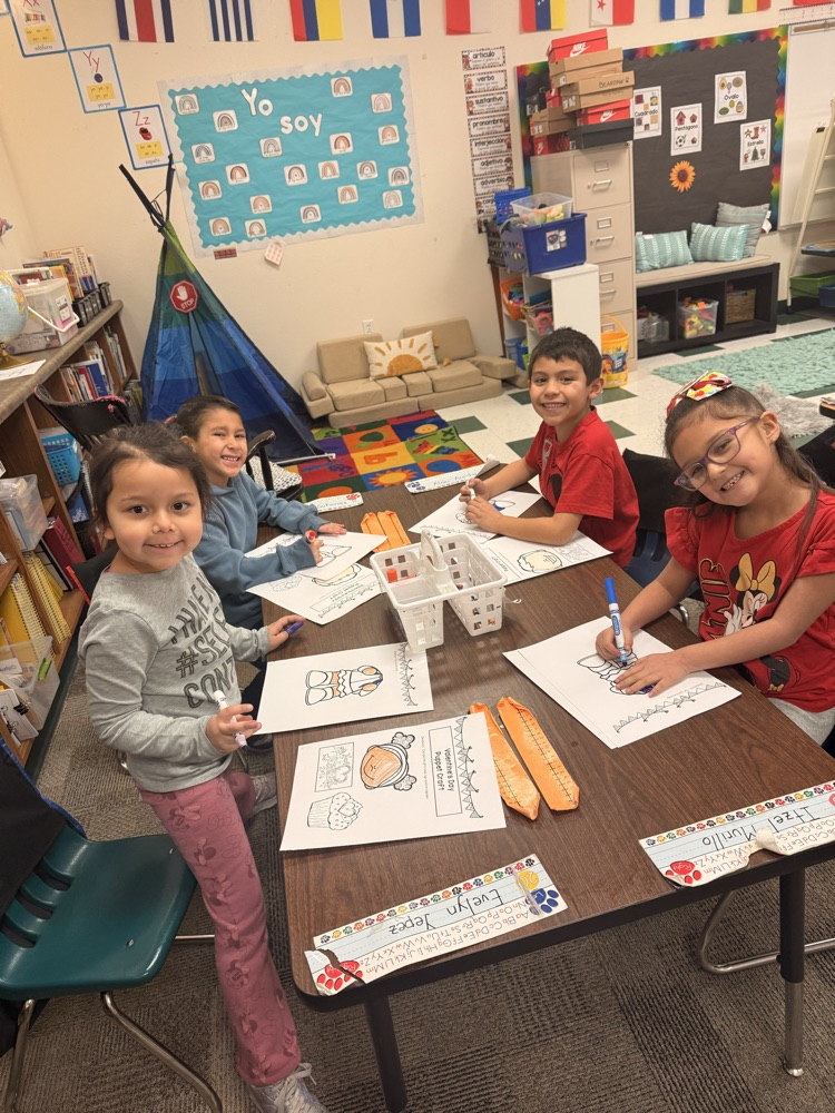 Kindergarten celebrated Valentine’s Day by making puppets and decorating their bags. Such a sweet and fun activity! 💕