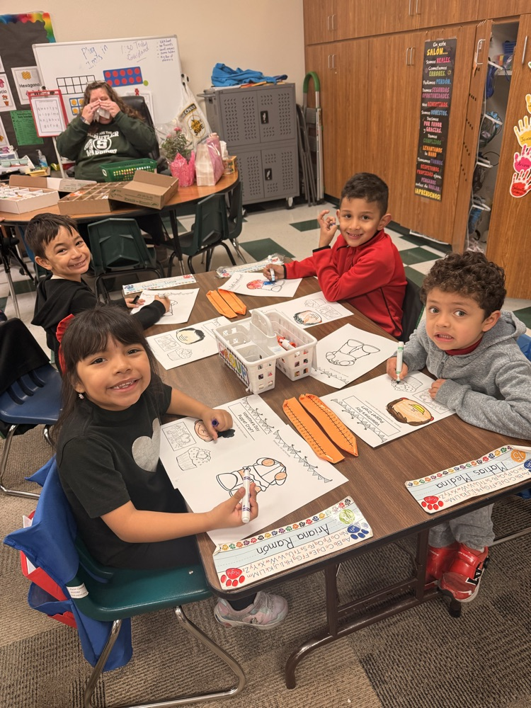 Kindergarten celebrated Valentine’s Day by making puppets and decorating their bags. Such a sweet and fun activity! 💕