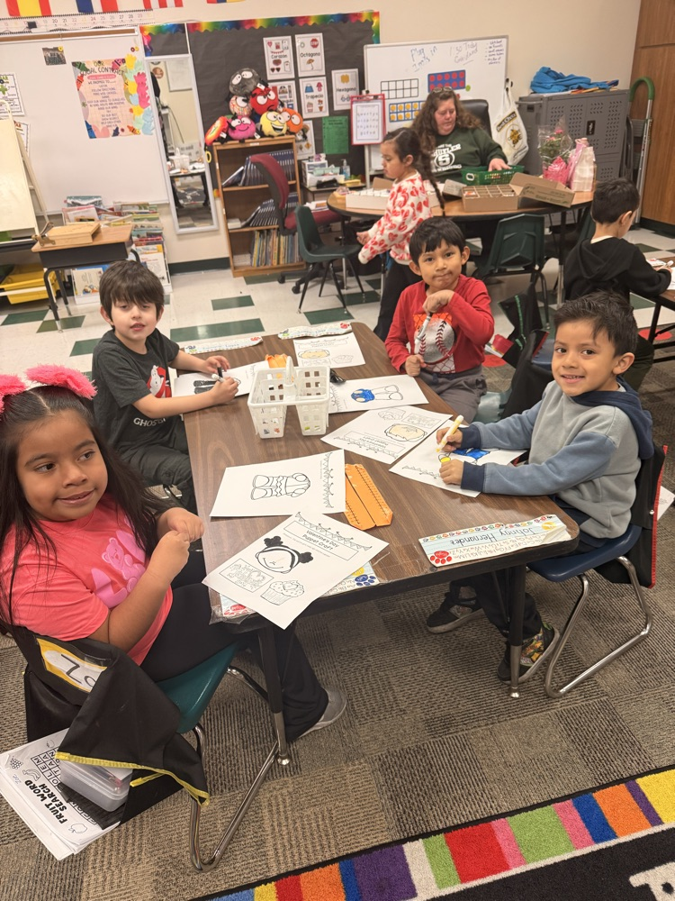 Kindergarten celebrated Valentine’s Day by making puppets and decorating their bags. Such a sweet and fun activity! 💕