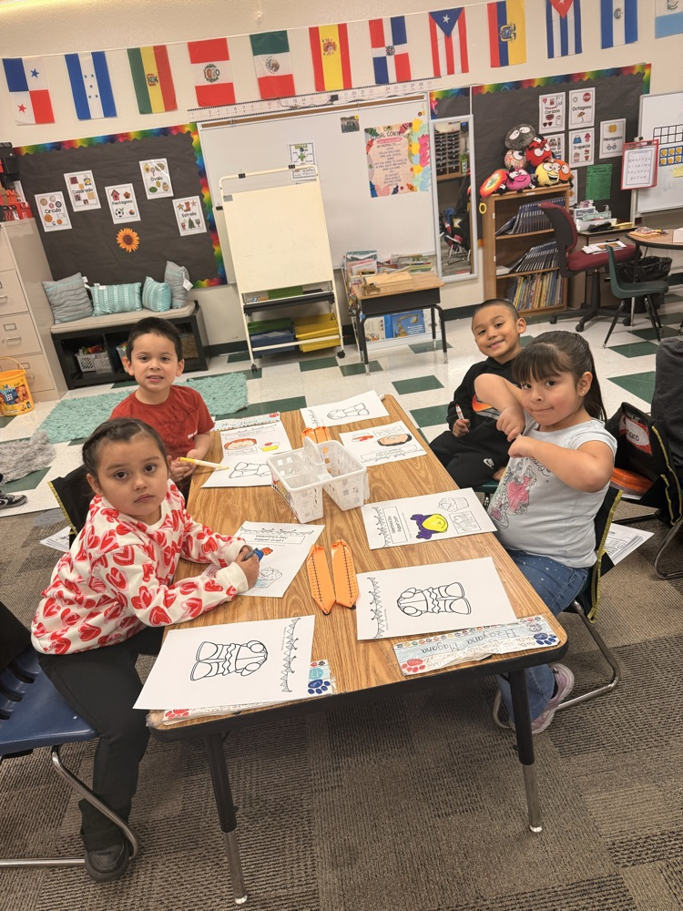 Kindergarten celebrated Valentine’s Day by making puppets and decorating their bags. Such a sweet and fun activity! 💕