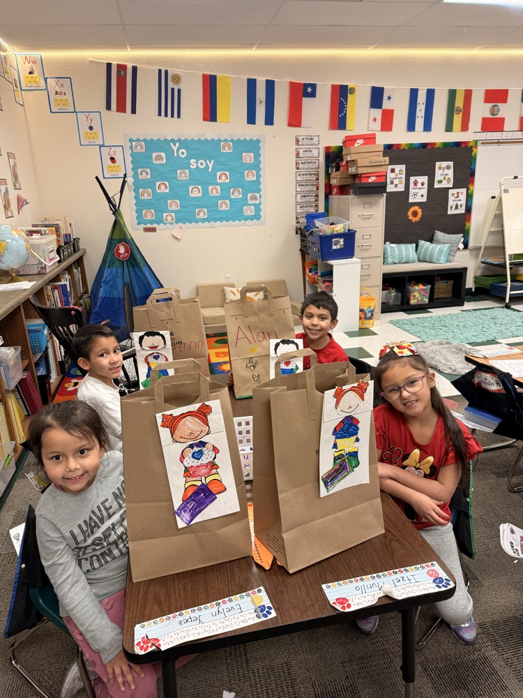 Kindergarten celebrated Valentine’s Day by making puppets and decorating their bags. Such a sweet and fun activity! 💕