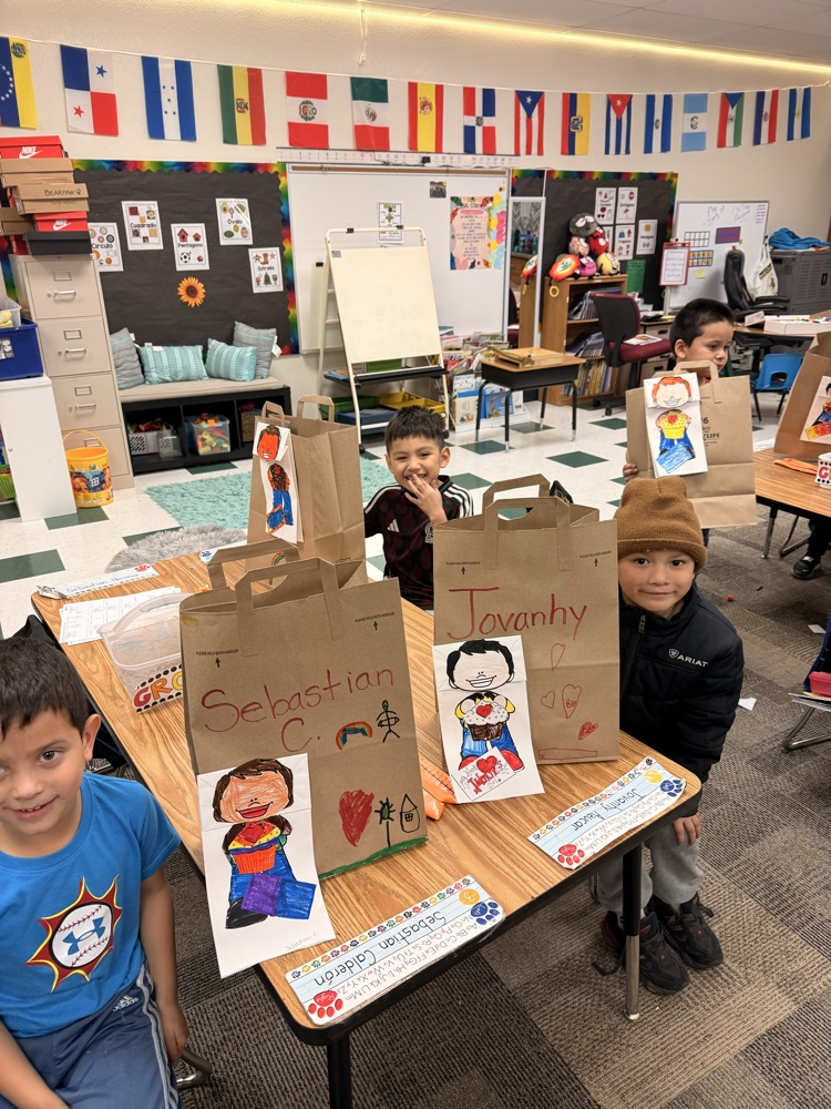 Kindergarten celebrated Valentine’s Day by making puppets and decorating their bags. Such a sweet and fun activity! 💕
