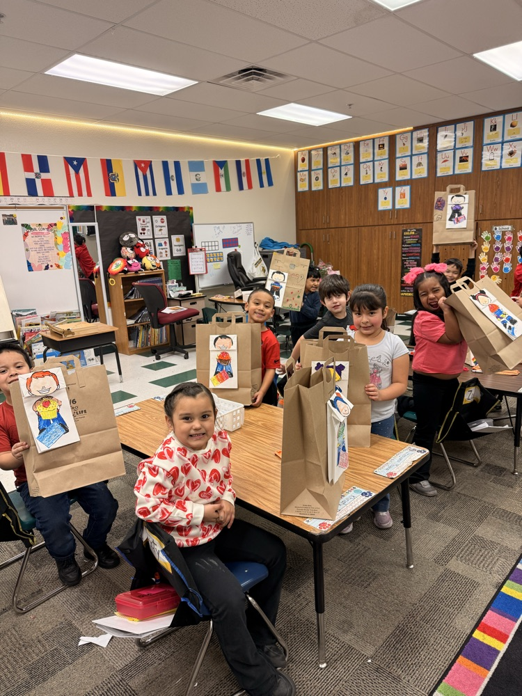 Kindergarten celebrated Valentine’s Day by making puppets and decorating their bags. Such a sweet and fun activity! 💕