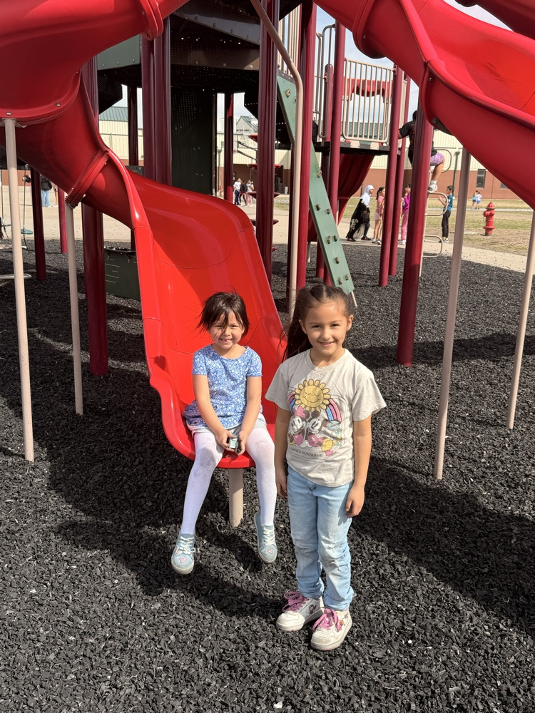 Kindergarten enjoying a warm recess ☀️