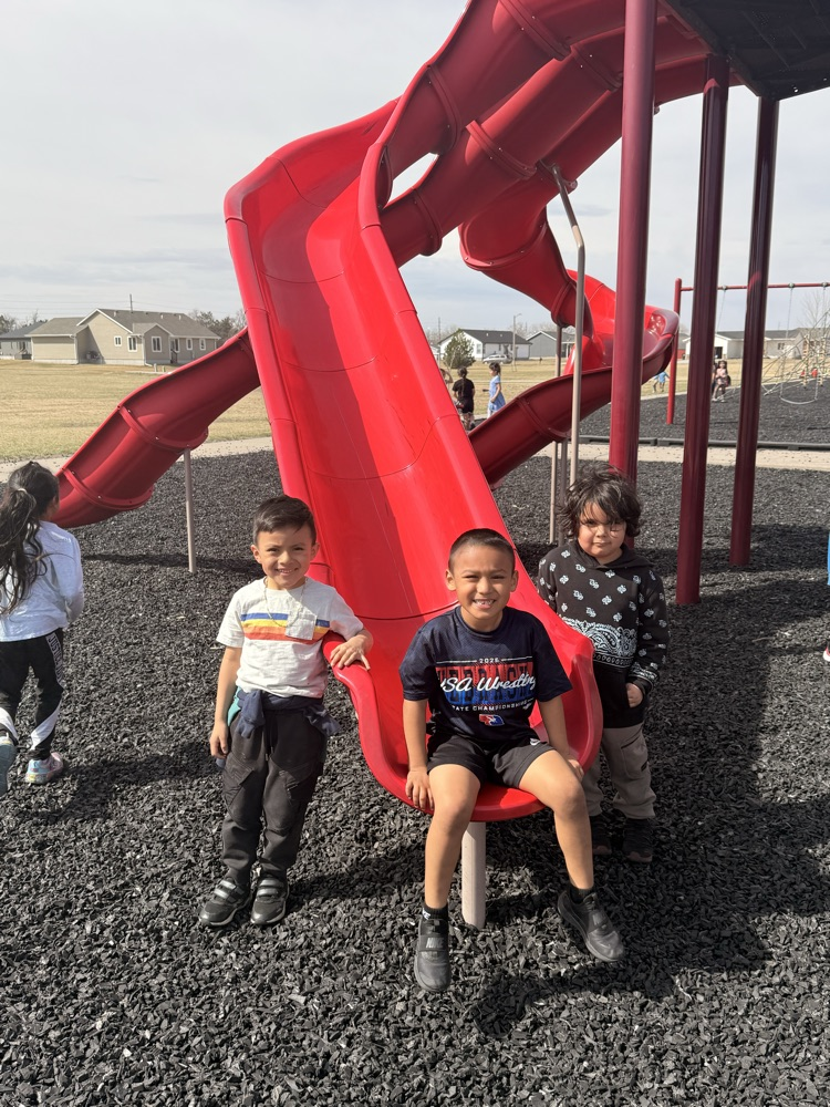 Kindergarten enjoying a warm recess ☀️