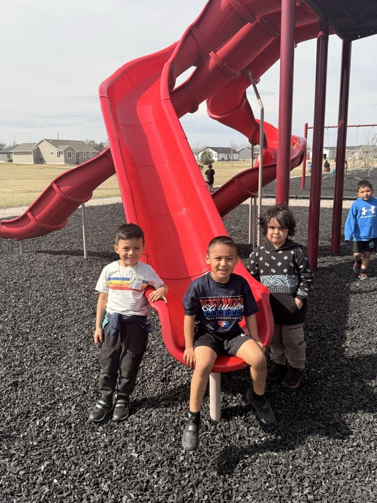 Kindergarten enjoying a warm recess ☀️