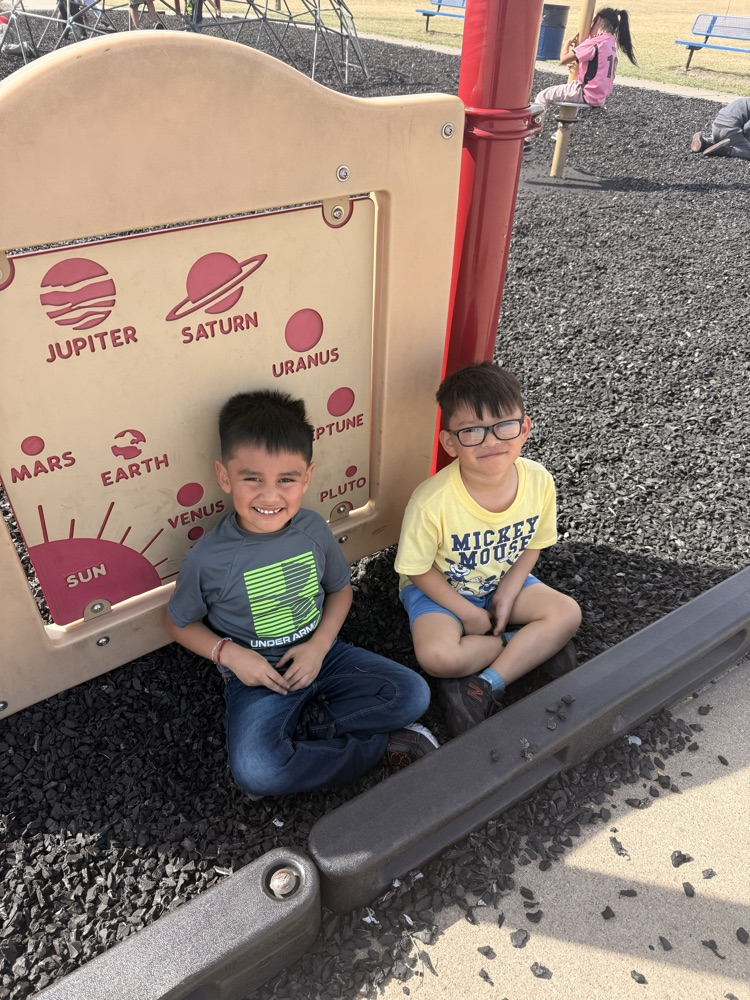 Kindergarten enjoying a warm recess ☀️