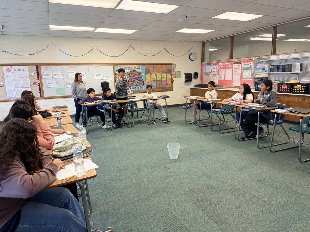 In 6th Grade Writing, we’re shooting for knowledge and points! 📚🏀 Get it right, take your shot! 🎯