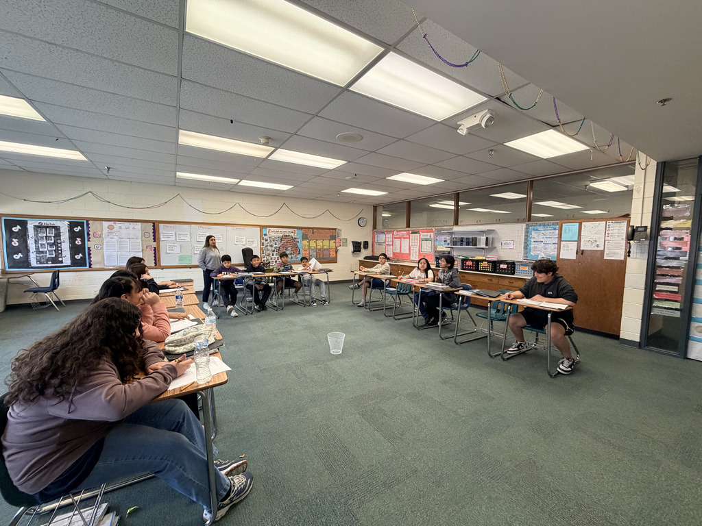 In 6th Grade Writing, we’re shooting for knowledge and points! 📚🏀 Get it right, take your shot! 🎯