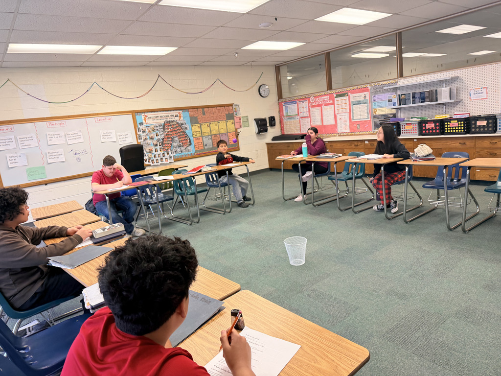 In 6th Grade Writing, we’re shooting for knowledge and points! 📚🏀 Get it right, take your shot! 🎯