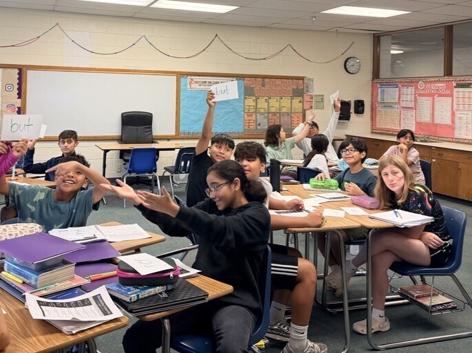 Grammar in Action! | ¡La gramática en acción! Our 6th grade writers worked together to choose the correct coordinating conjunction and then put their skills into practice by creating their own compound sentences. 🤝✨📝 Nuestros estudiantes de 6.º grado trabajaron en equipo para elegir la conjunción coordinante correcta y luego pusieron en práctica sus habilidades creando sus propias oraciones compuestas. 