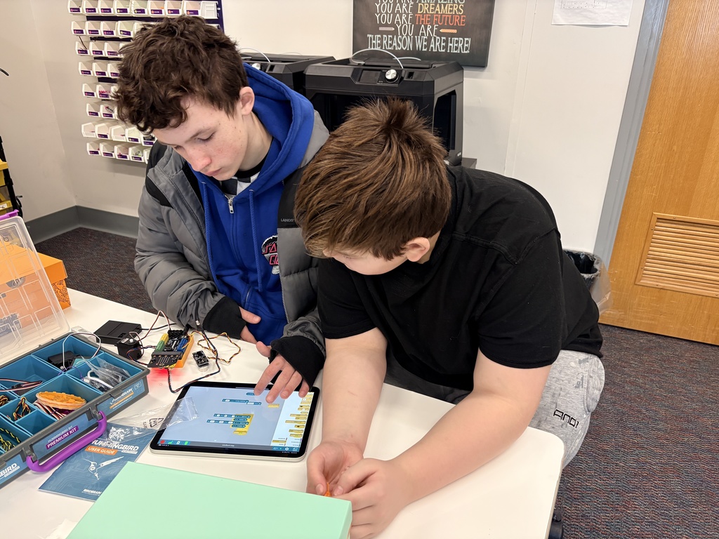 Middle School Students at MakerSpace