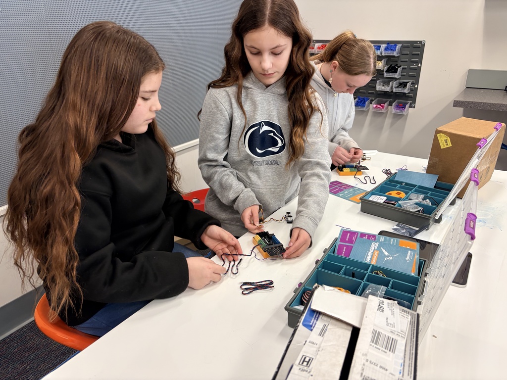 Middle School Students at MakerSpace