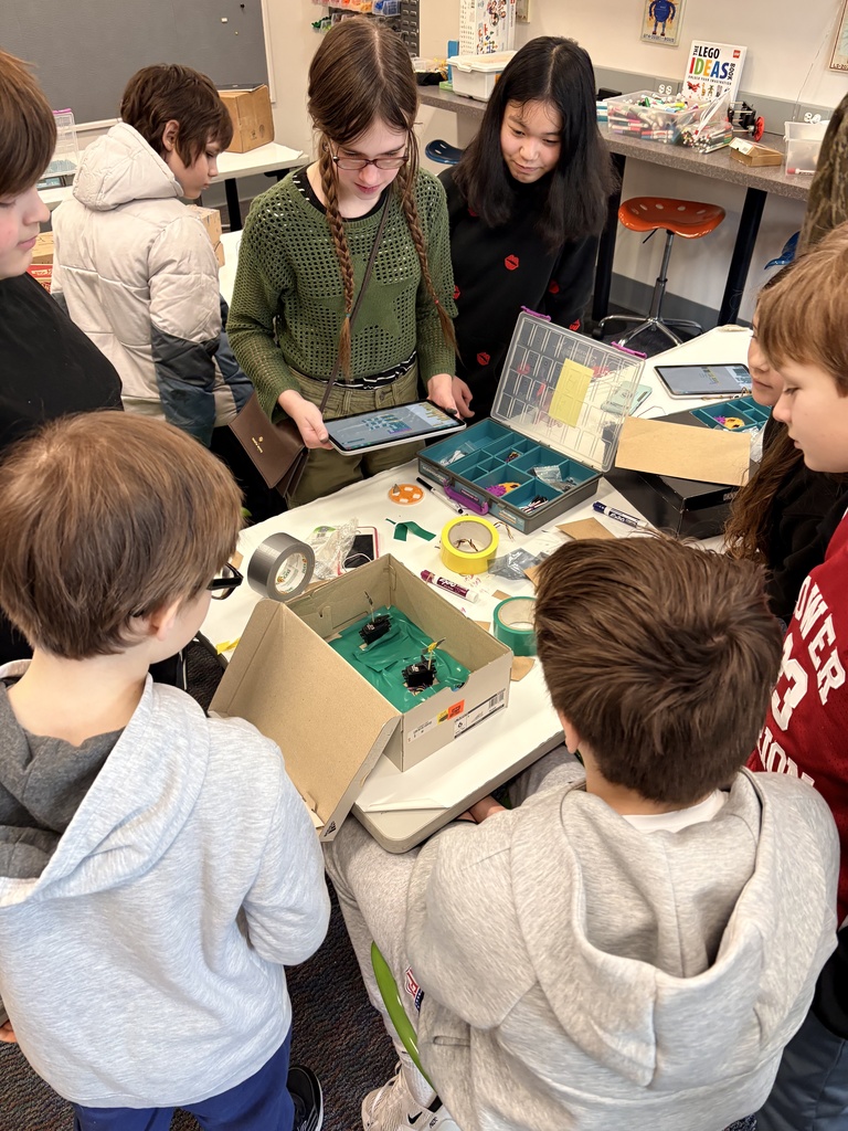 Middle School Students at MakerSpace