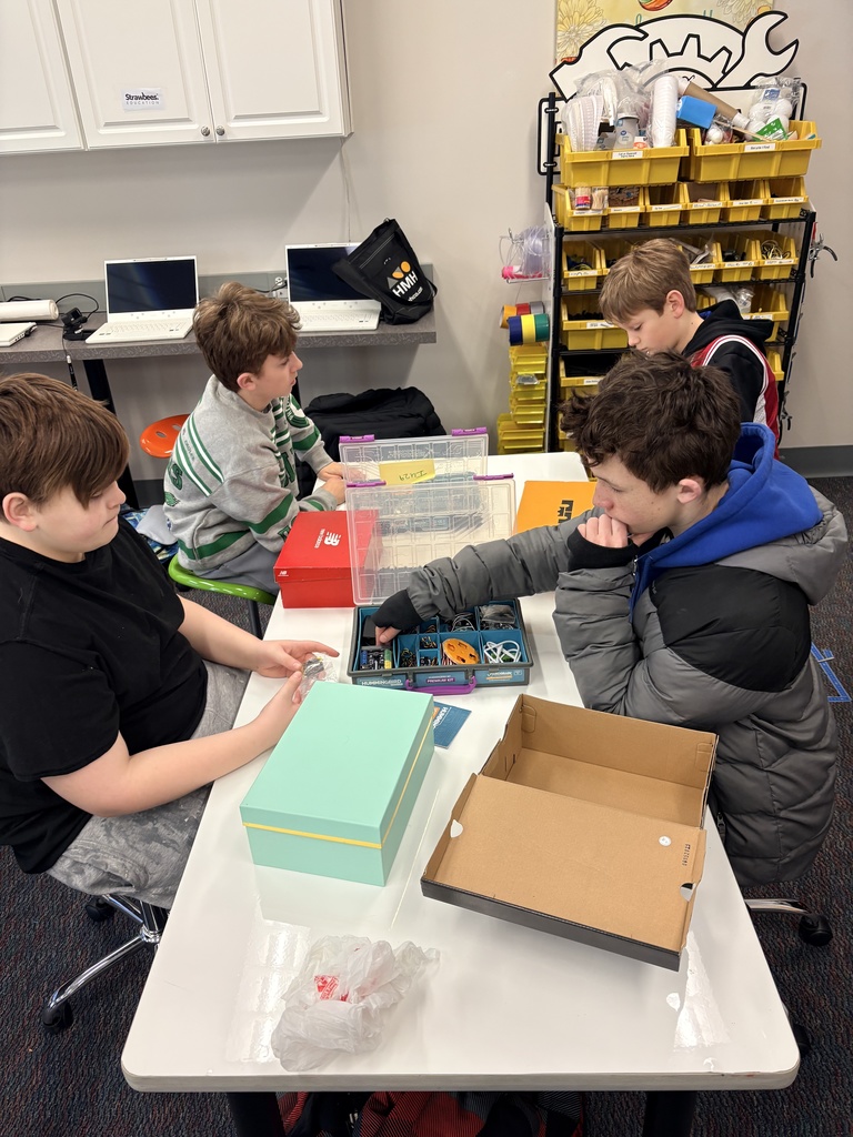 Middle School Students at MakerSpace