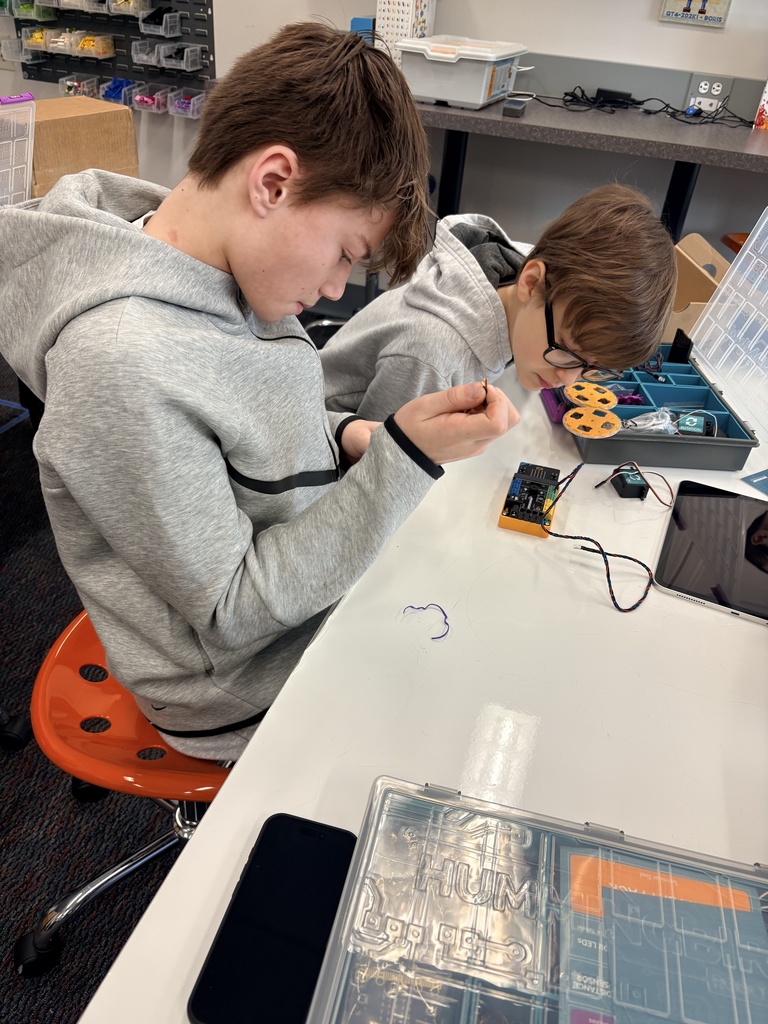 Middle School Students at MakerSpace