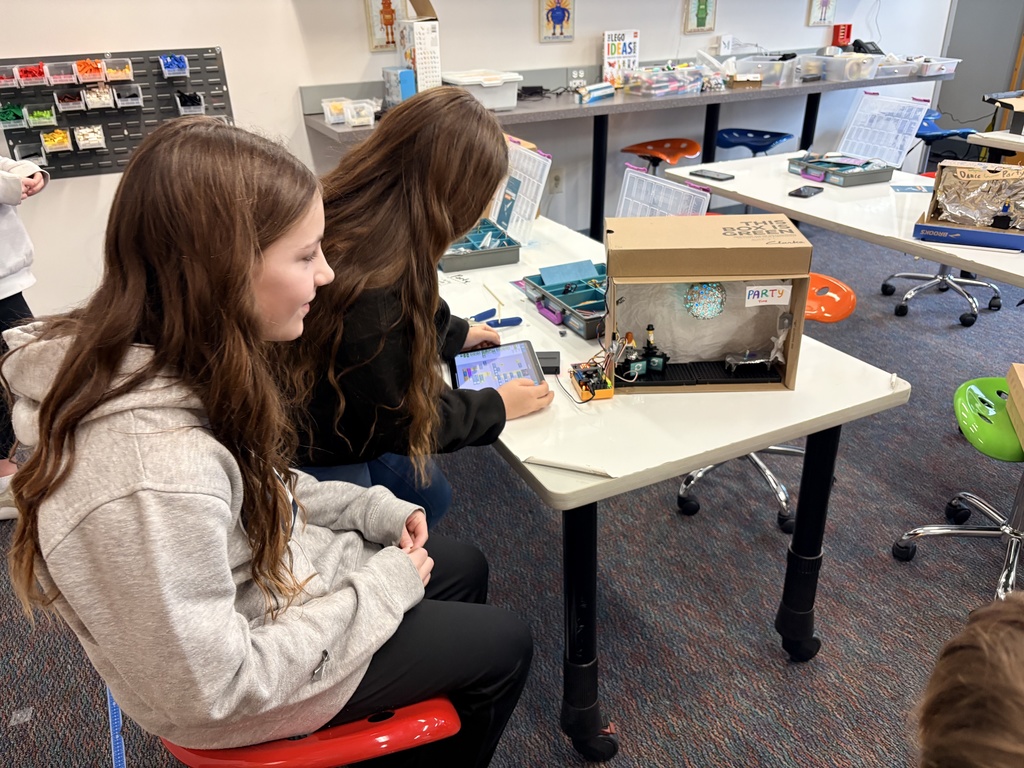 Middle School Students at MakerSpace