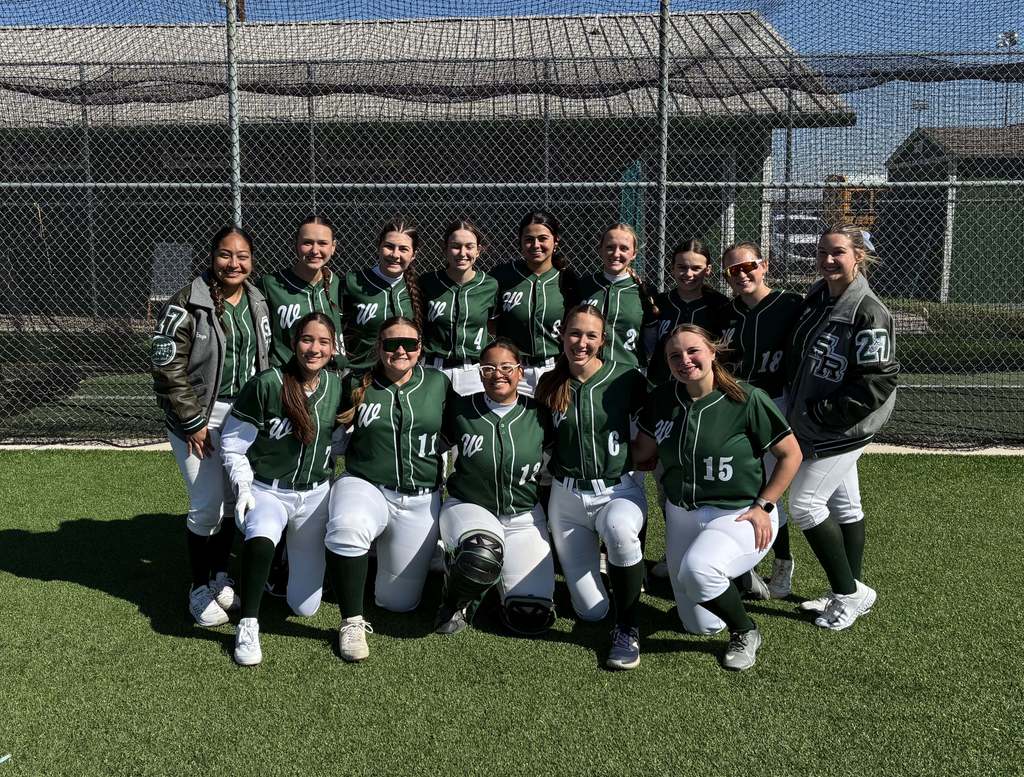 softball team of 14 girls standing on the field