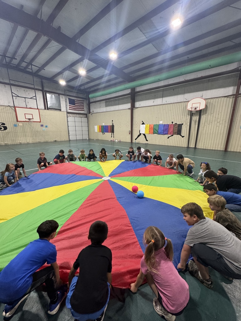 Kinder at PE with parachute 