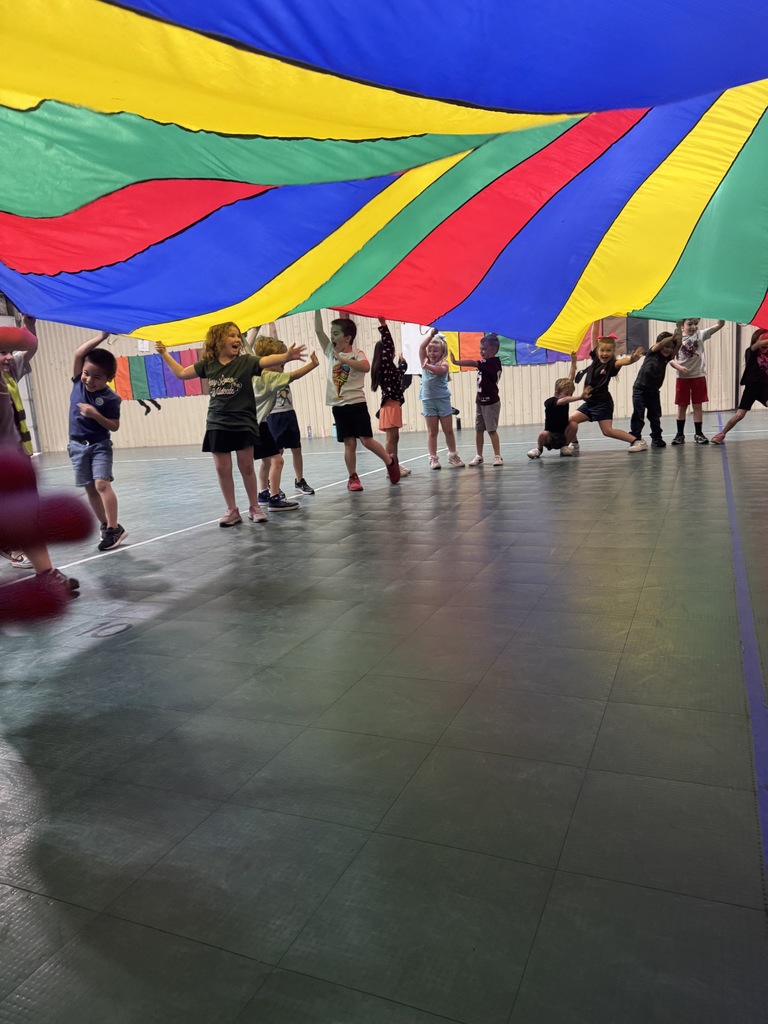 Kinder at PE with parachute 