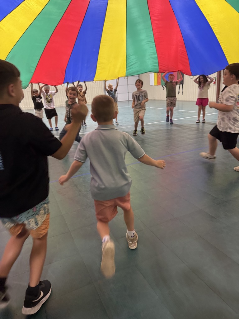 Kinder at PE with parachute 