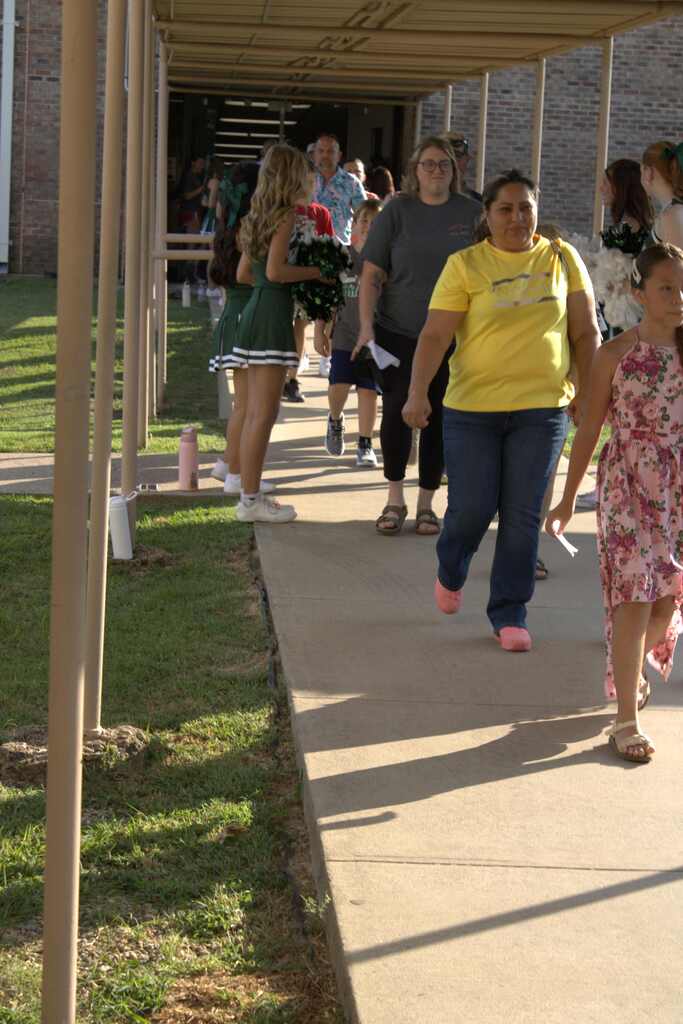 parents and students walking to classrooms at 4th and 5th grade meet the teacher