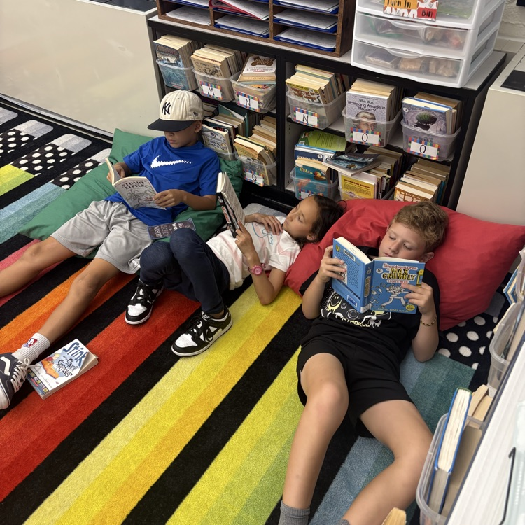 📚✨ Nothing better than starting the weekend with a good book! #FridayReads