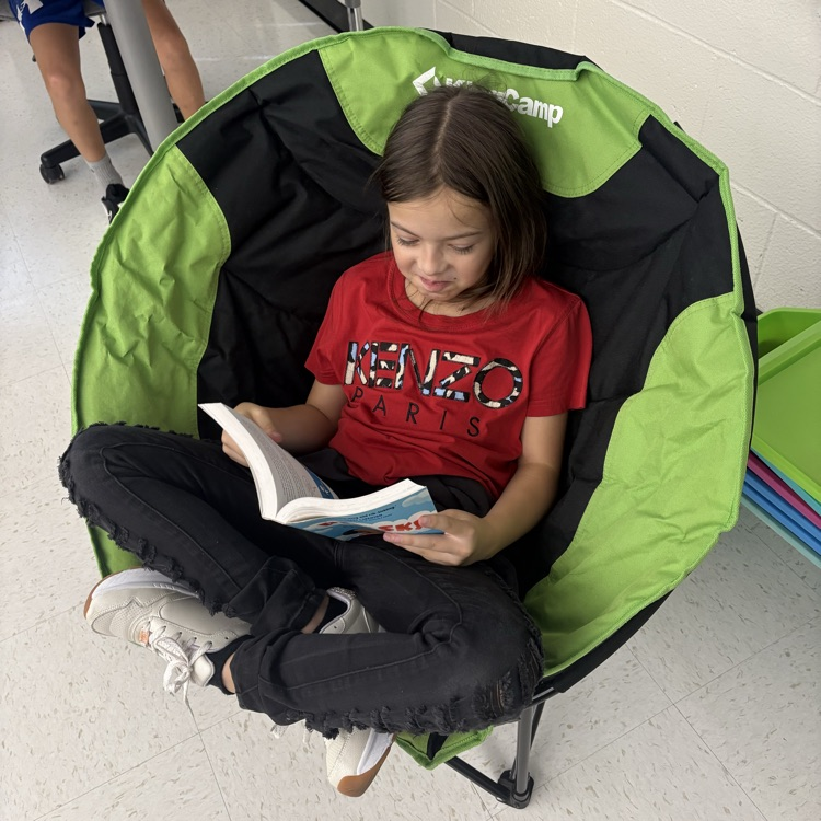 📚✨ Nothing better than starting the weekend with a good book! #FridayReads