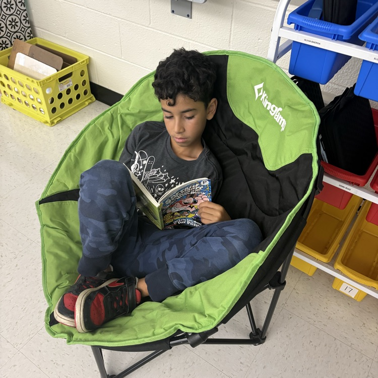 📚✨ Nothing better than starting the weekend with a good book! #FridayReads