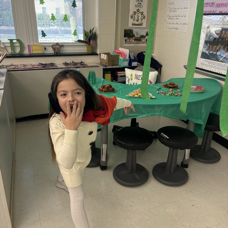 Even the Grinch loves this crew. Grinch Day in 4th Grade!  🎄💚