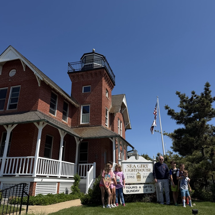 🌊✨ A perfect day exploring the historic Sea Girt Lighthouse! Standing tall since 1896, this beautiful lighthouse offers a glimpse into New Jersey’s maritime history and breathtaking coastal views.